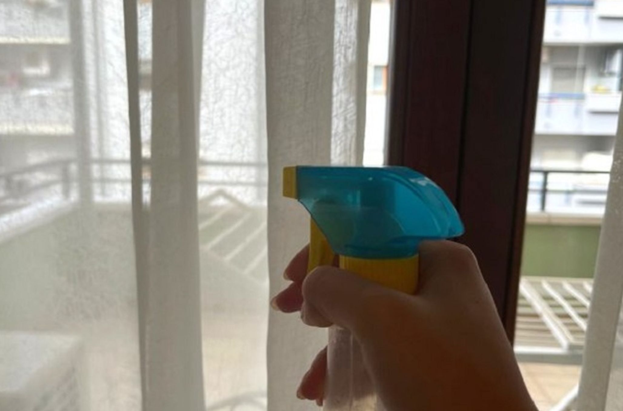 Άσχημες μυρωδιές στις κουρτίνες: Φτιάξτε το σπιτικό αρωματικό που θα μοσχοβολήσει ολόκληρο το σπίτι