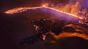 Τρόμος με Ηφαίστειο  : Εφτασε ως  την πόλη η λάβα