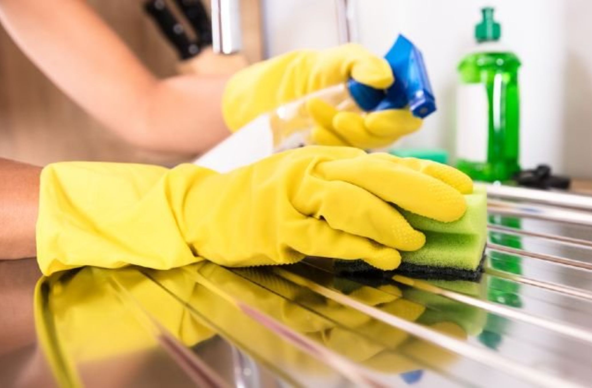 Λίπη άλατα και δύσκολη βρωμιά στο σπίτι: Φτιάξτε το ισχυρό καθαριστικό για κάθε επιφάνεια