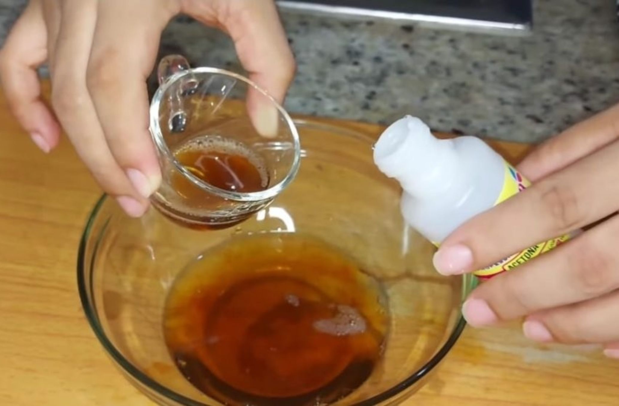 Λίπη άλατα και δύσκολη βρωμιά στο σπίτι: Φτιάξτε το ισχυρό καθαριστικό για κάθε επιφάνεια