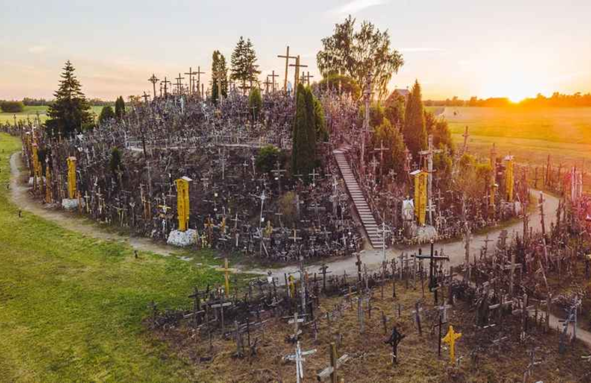 Ο λόφος των Σταυρών: Το ιερό σημείο προσκυνήματος στη Λιθουανία με τους 100.000 σταυρούς