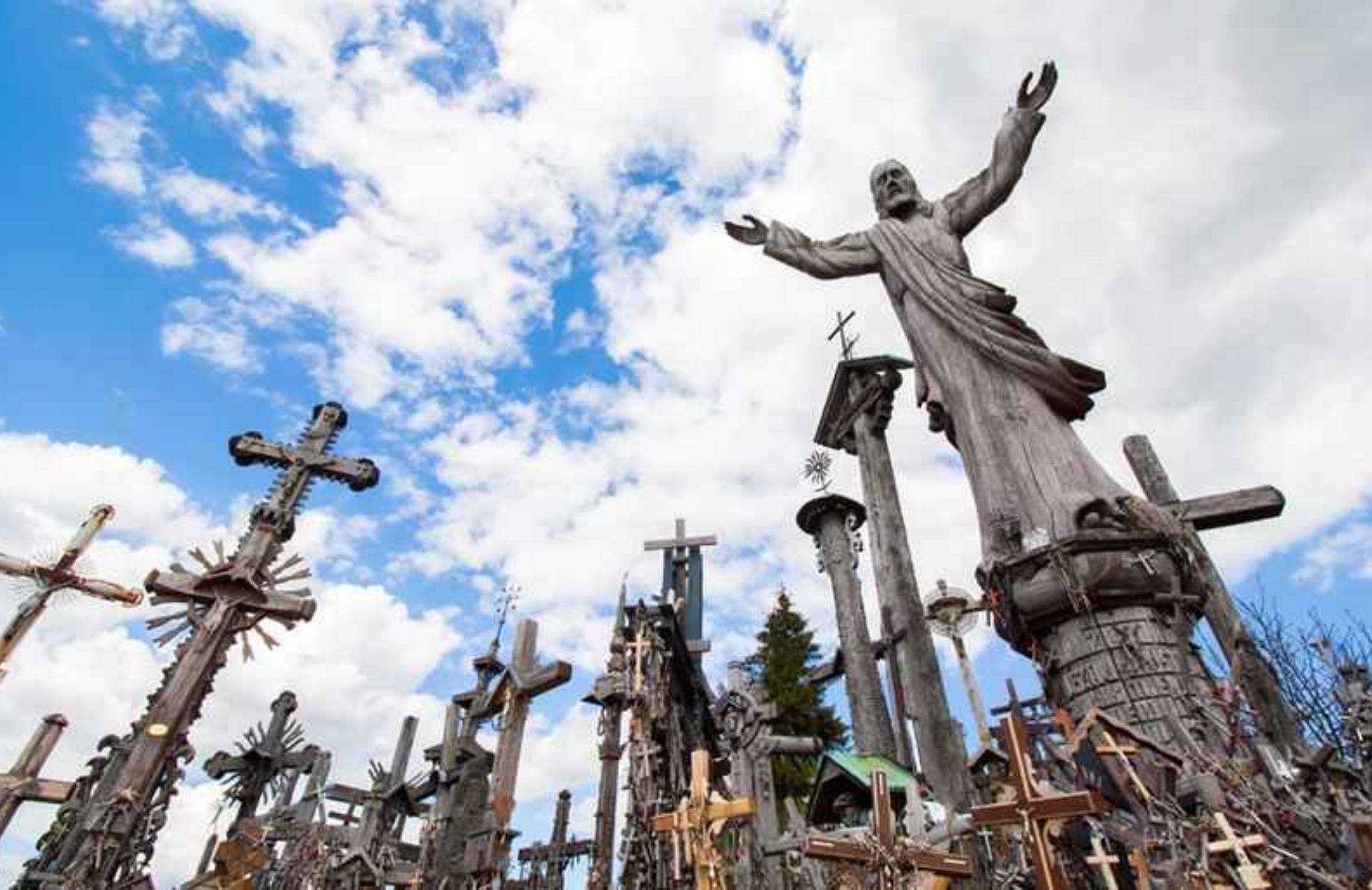 Ο λόφος των Σταυρών: Το ιερό σημείο προσκυνήματος στη Λιθουανία με τους 100.000 σταυρούς