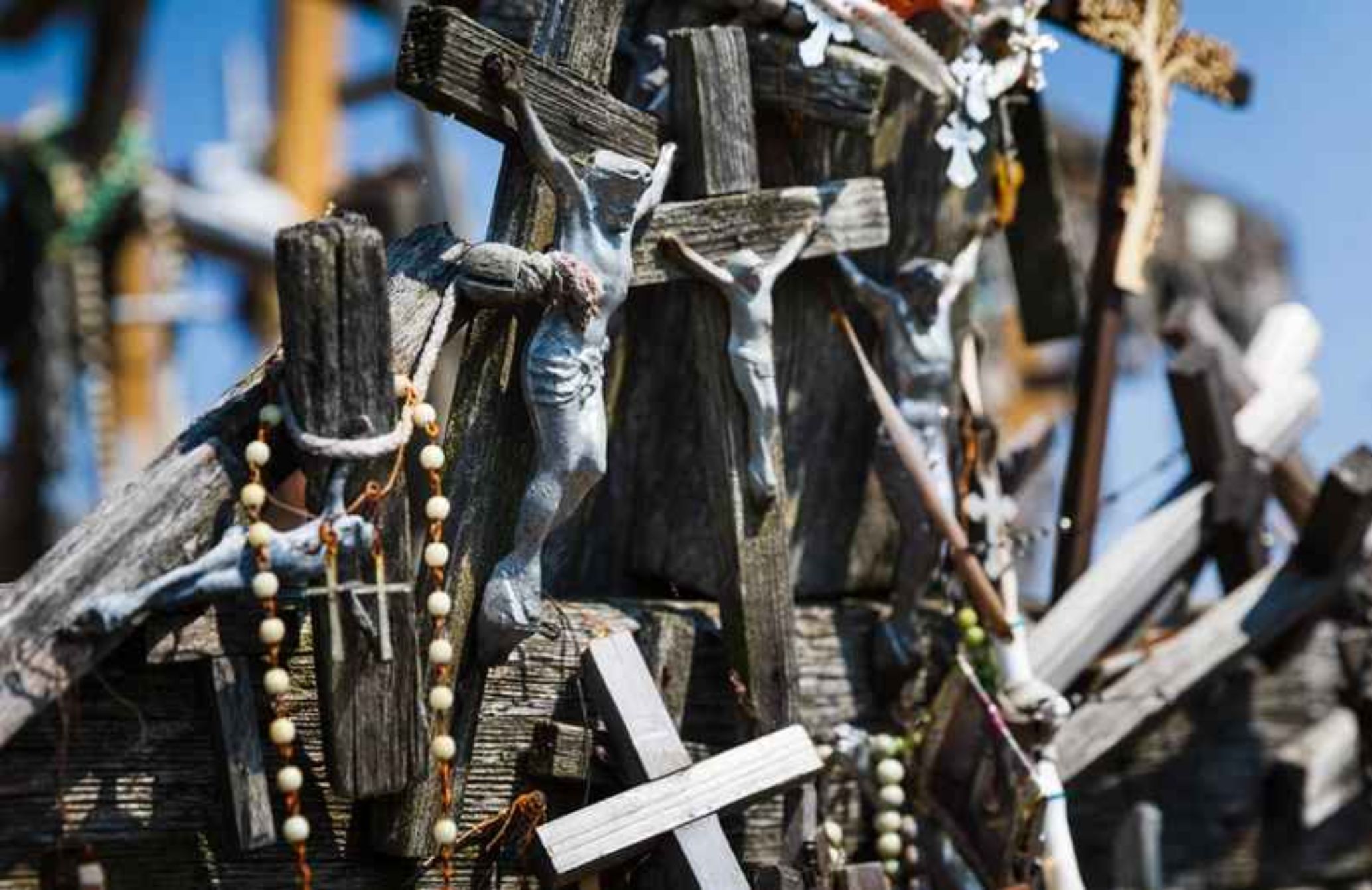 Ο λόφος των Σταυρών: Το ιερό σημείο προσκυνήματος στη Λιθουανία με τους 100.000 σταυρούς