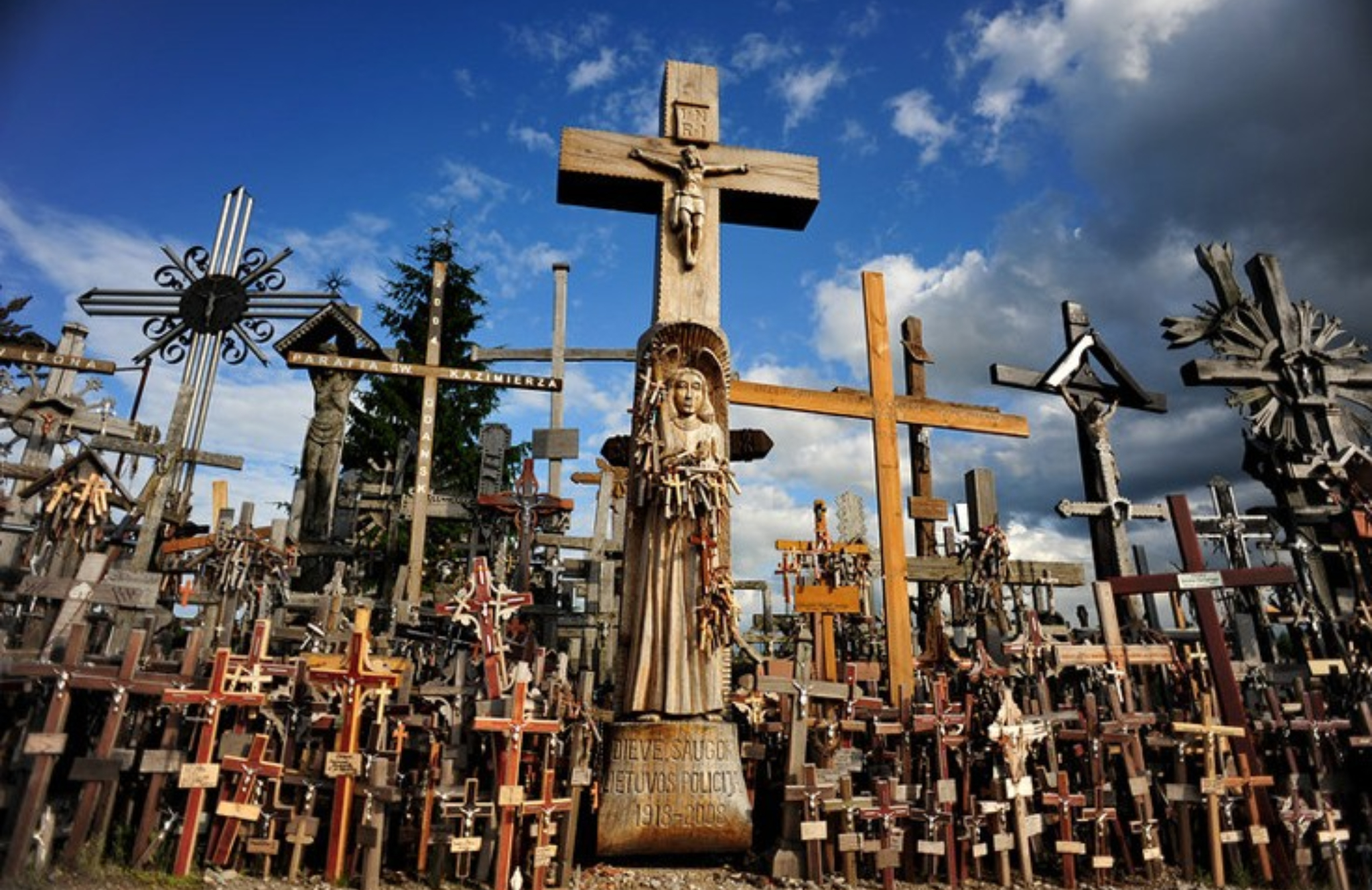 Ο λόφος των Σταυρών: Το ιερό σημείο προσκυνήματος στη Λιθουανία με τους 100.000 σταυρούς