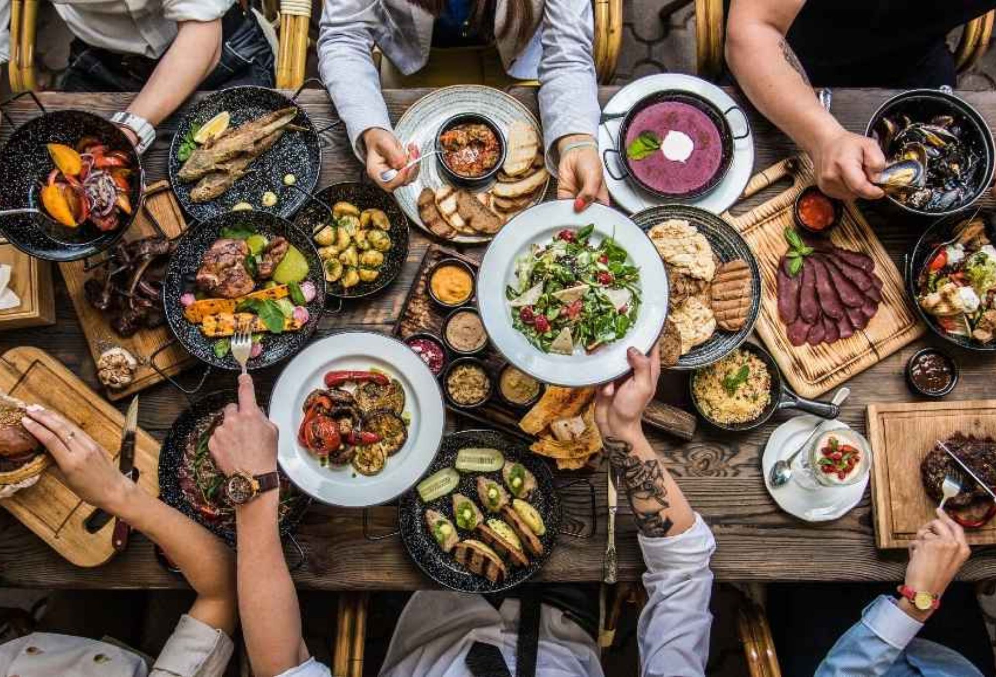 Διατροφή: Τι πρέπει να τρώμε σε κάθε ηλικιακό στάδιο της ζωής μας