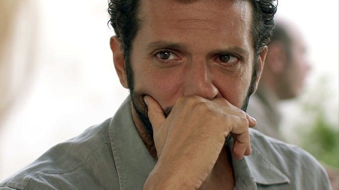 Η Παραλία: Η Χείρα που αλλάζει τη ζωη του Χαρη (τη ναυπλιωτου βαλτε εξωτερικη)