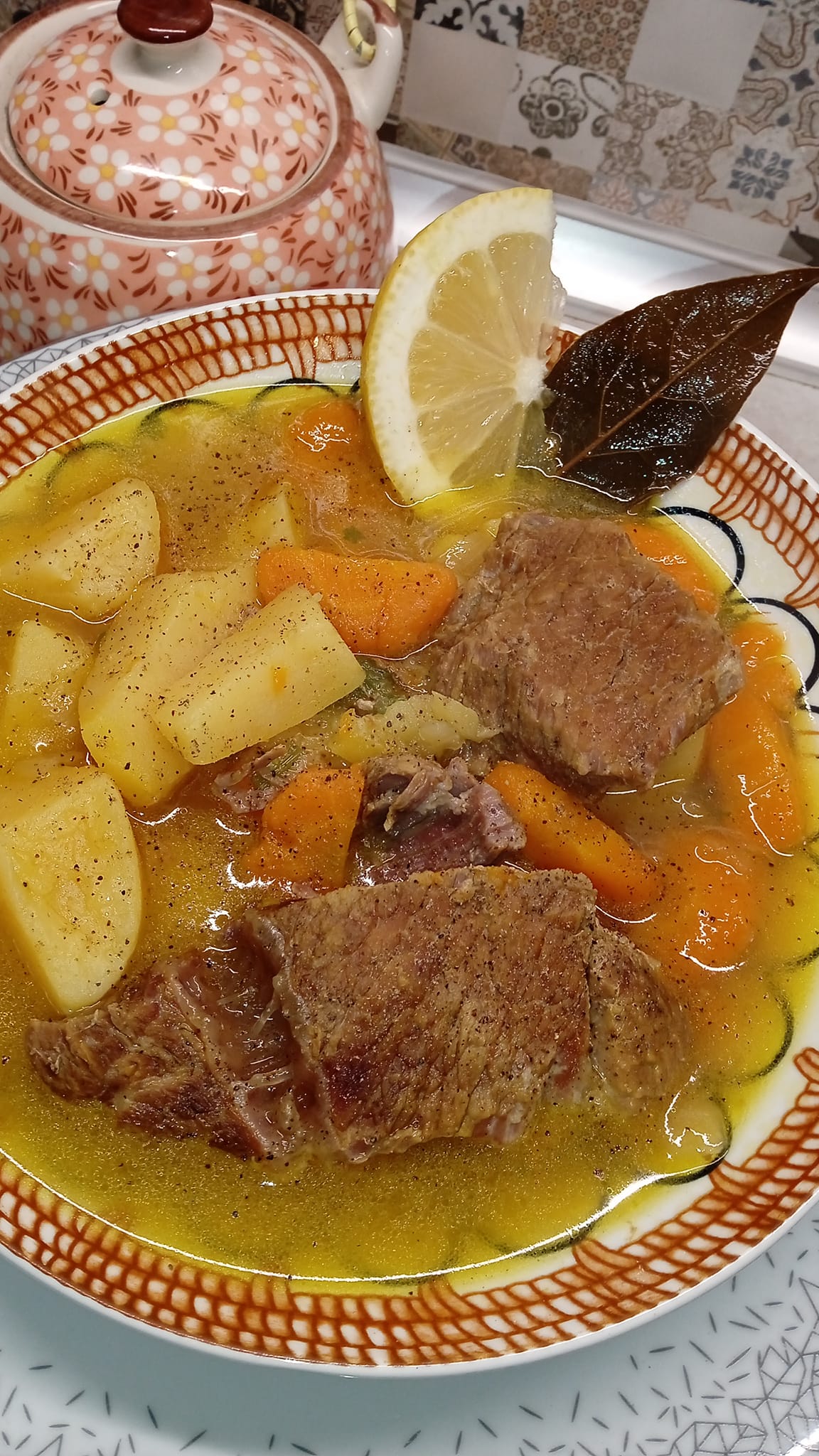 βραστό-μοσχάρι-με-πατάτες-και-καρότα-συνταγή-