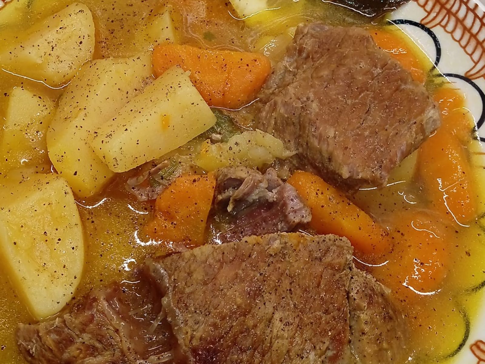 Βραστό μοσχάρι με καρότα και πατάτες