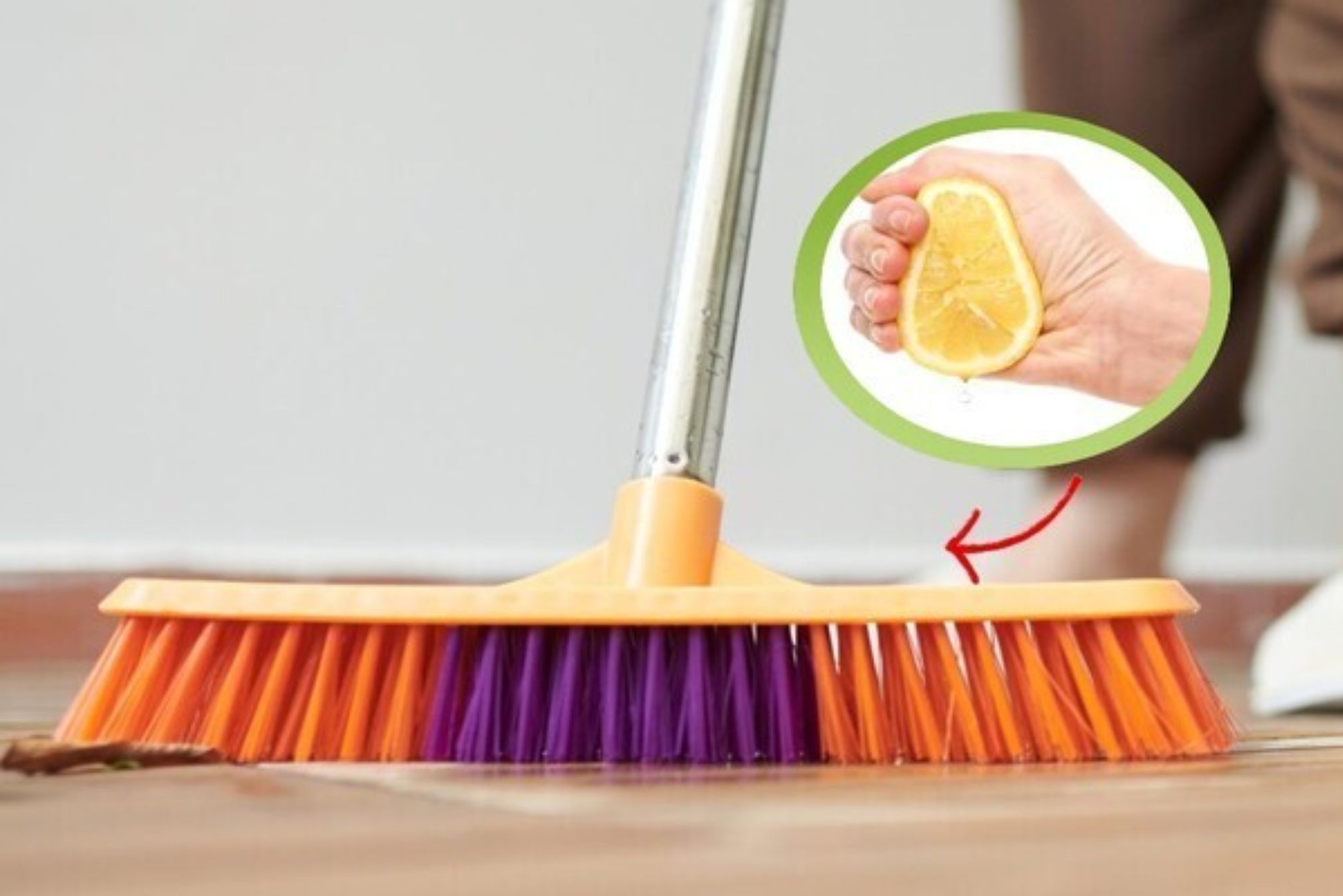 Βρώμικό πάτωμα και σκούπα γεμάτη σκόνη και χνούδια: Απαλλαγείτε ρίχνοντας λεμόνι στις τρίχες της σκούπας