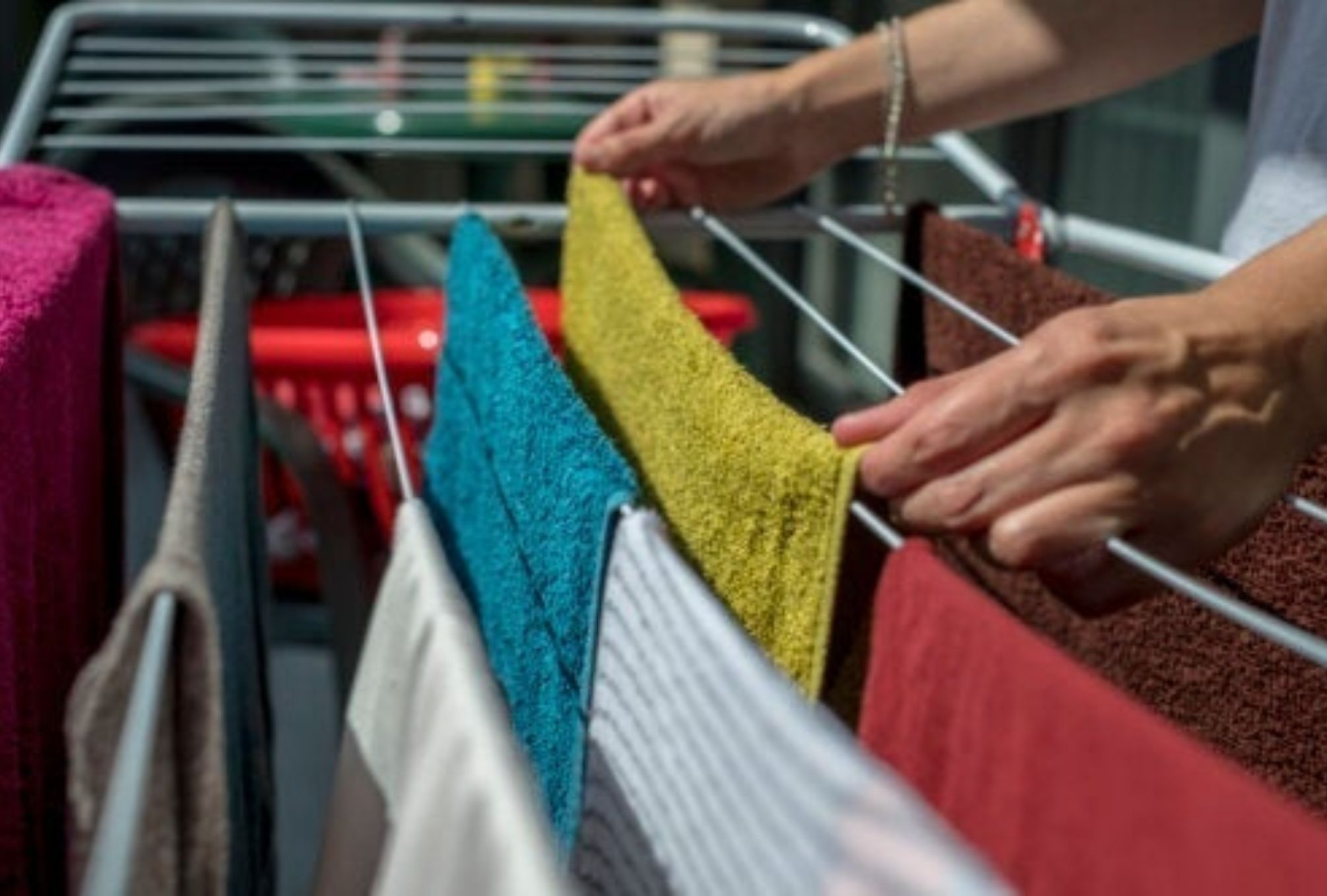 Δεν στεγνώνουν τα ρούχα τον χειμώνα: Η Ιαπωνική μέθοδος για γρήγορο στέγνωμα που θα σας σώσει