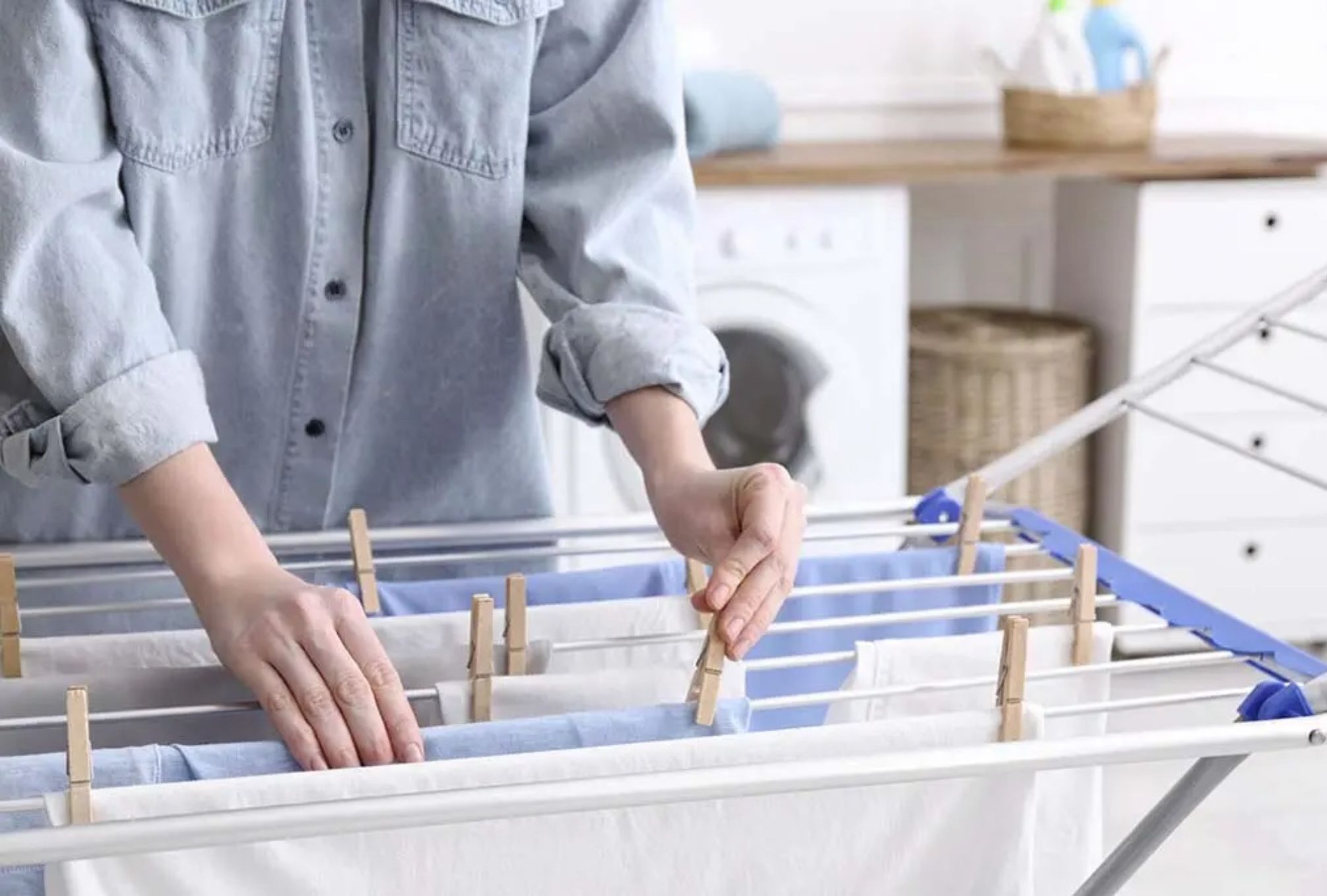 Δεν στεγνώνουν τα ρούχα τον χειμώνα: Η Ιαπωνική μέθοδος για γρήγορο στέγνωμα που θα σας σώσει