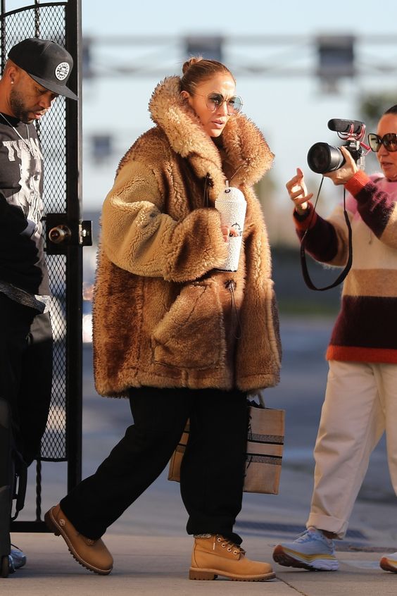 Jennifer Lopez-καφέ-oversized γούνα-ιδέες-