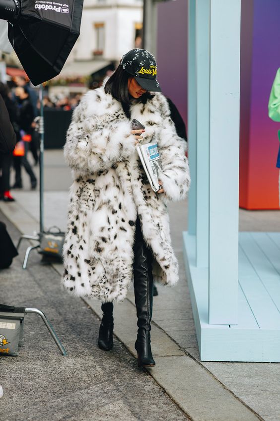 Oversized γούνες: 15 ιδέες για μοντέρνο ντύσιμο με την Νο1 τάση του Χειμώνα