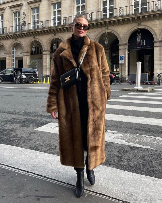 Oversized γούνες: 15 ιδέες για μοντέρνο ντύσιμο με την Νο1 τάση του Χειμώνα