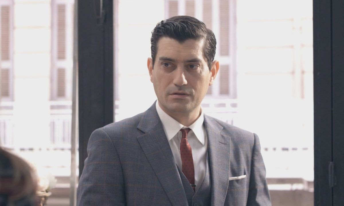 Παράδεισος Κυριών: Ο Ντίνος βλέπει τις φωτογραφίες του γάμου της Αμαλίας και τρελαίνεται