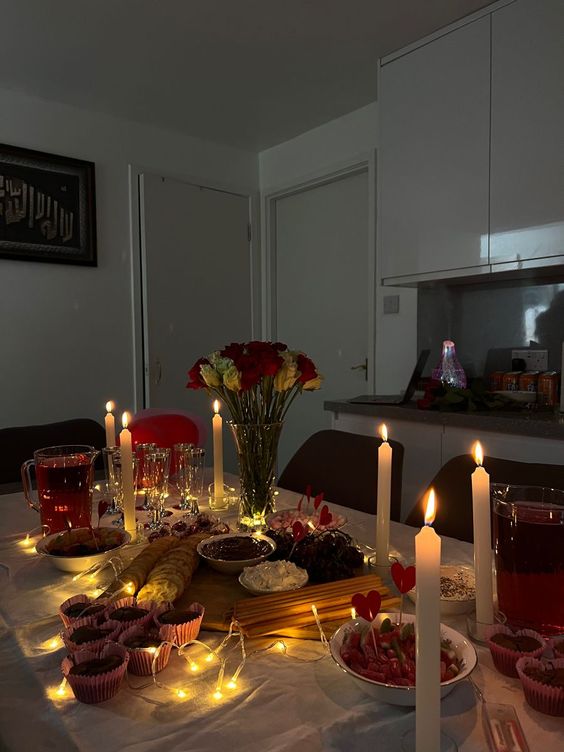 ρομαντικό-τραπέζι-με-κεριά-και-φαγητό-ιδέες-