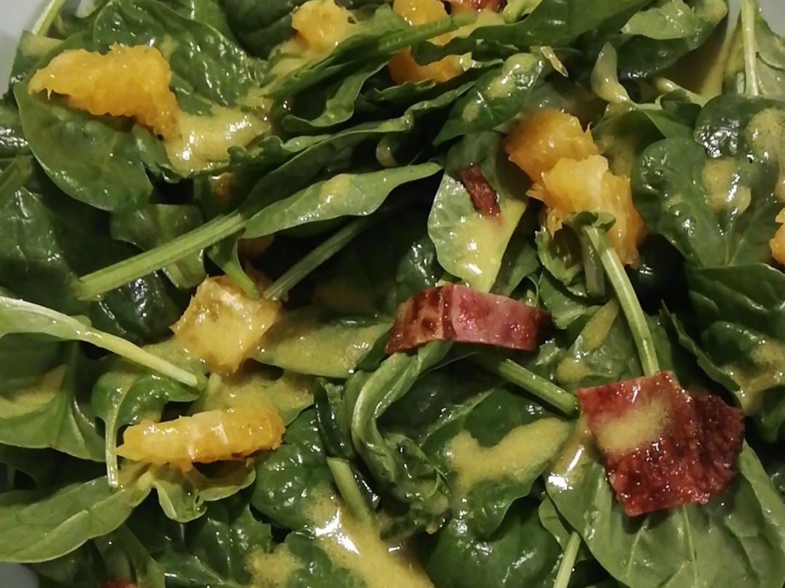 Σαλάτα με σπανάκι, πορτοκάλι και ξεροψημένο μπέικον