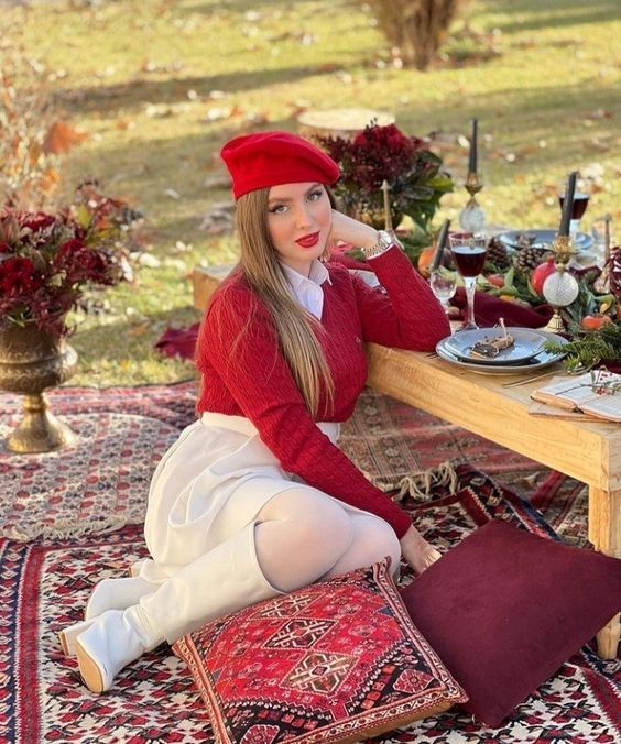 κόκκινο-πουλόβερ-με-κόκκινο μπερέ-και-λευκή φούστα-ιδέες-