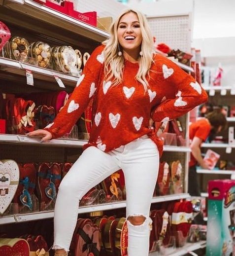 κόκκινο-πουλόβερ-με-καρδούλες-και-λευκό παντελόνι-ιδέες-