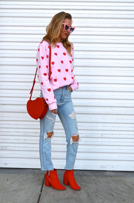 ροζ-πουλόβερ-με-καρδούλες-και-τζιν-παντελόνι-ιδέες-
