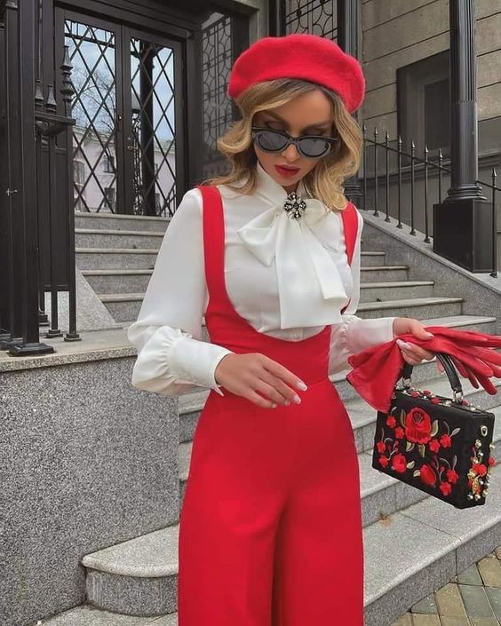 κόκκινη-ολόσωμη φόρμα-με-μπερέ-ιδέες-