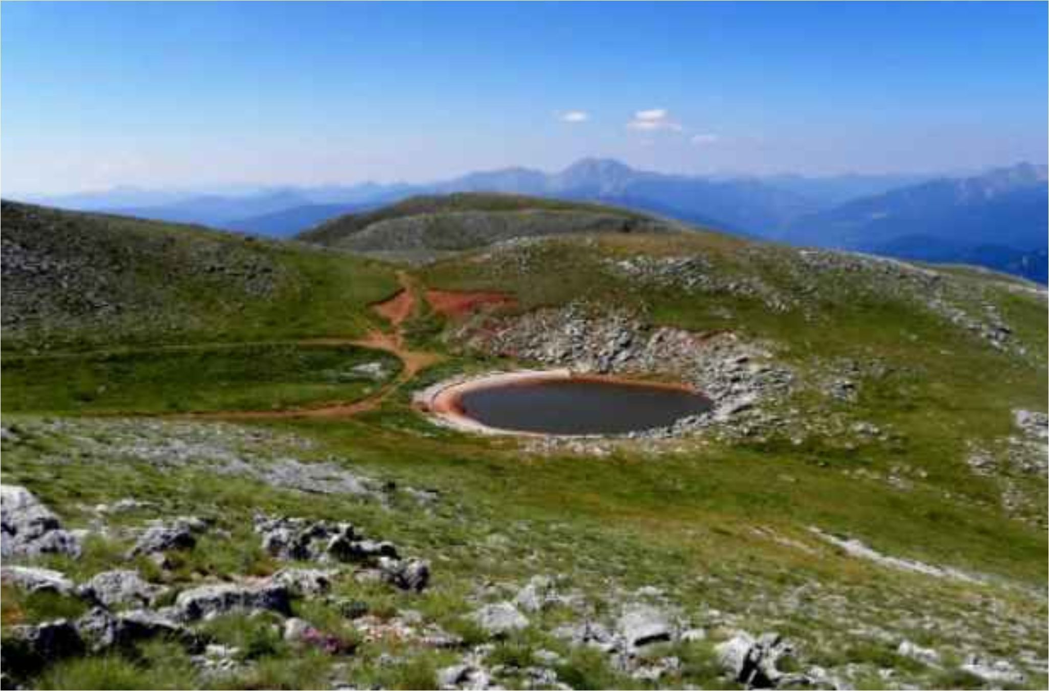 Απόδραση στις μυθικές Δρακόλιμνες όλης της Ελλάδας