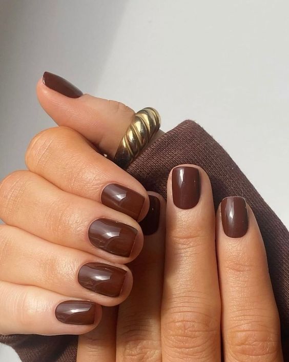 Chocolate nails: Το Νο1 χρώμα του Χειμώνα που παραπέμπει στη ζεστή σοκολάτα