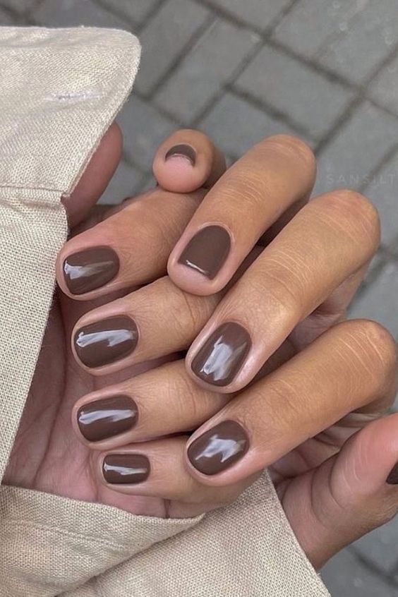απαλό-καφέ-στα-νύχια-ιδέες-