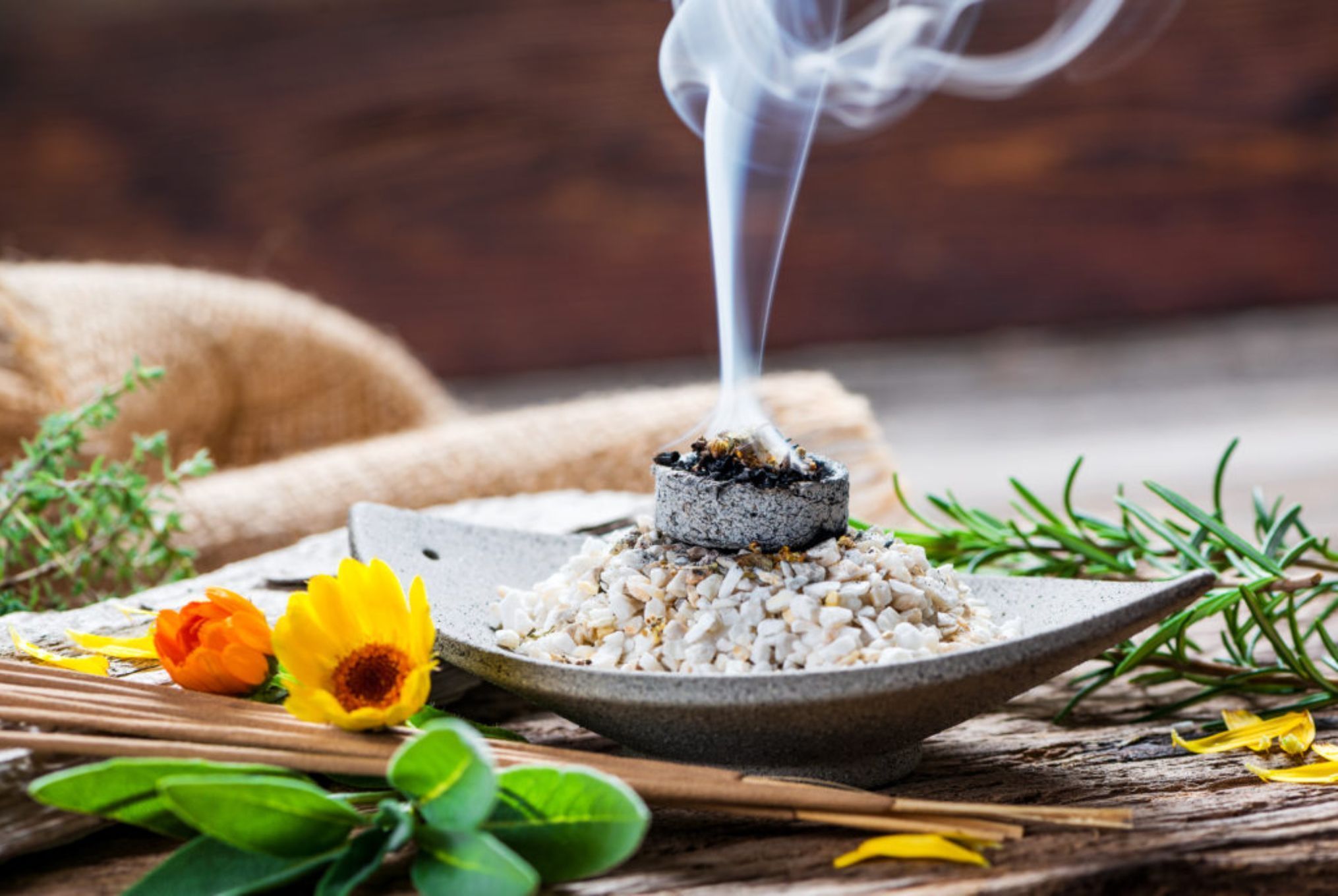 Θυμίαμα: Οι θεραπευτικές ιδιότητες τα οφέλη και η τελετουργία του θυμιατίσματος