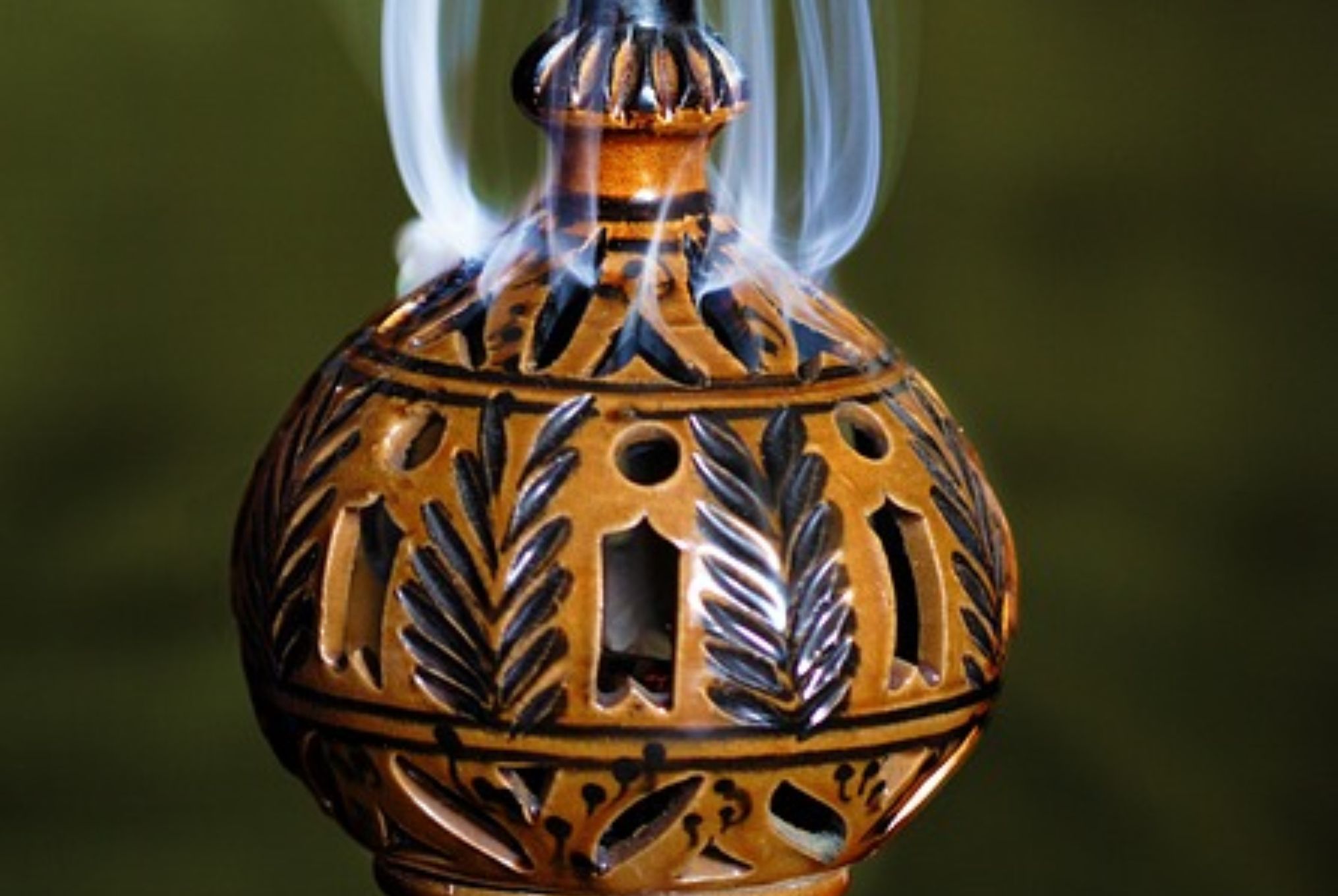 Θυμίαμα: Οι θεραπευτικές ιδιότητες τα οφέλη και η τελετουργία του θυμιατίσματος