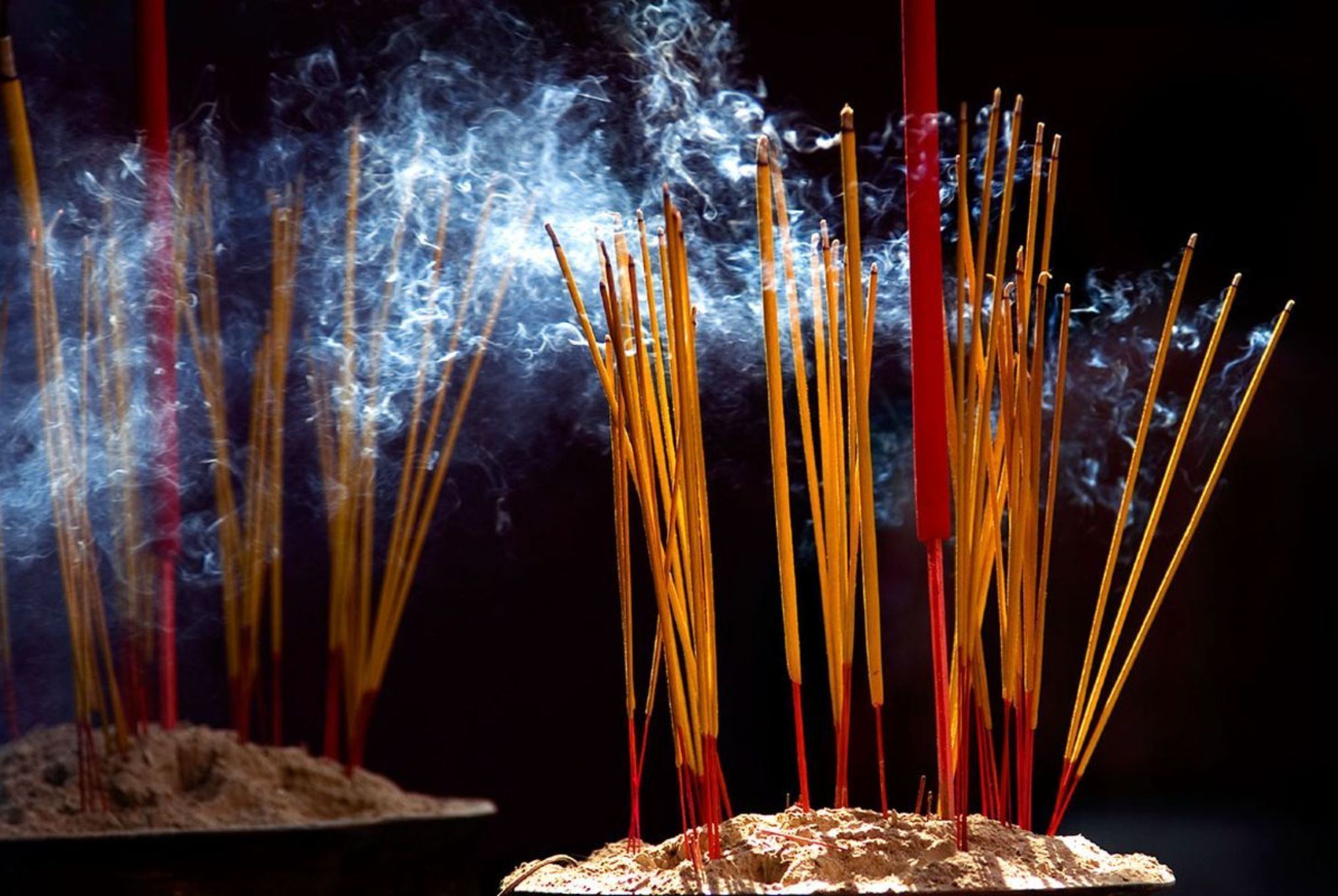 Θυμίαμα: Οι θεραπευτικές ιδιότητες τα οφέλη και η τελετουργία του θυμιατίσματος