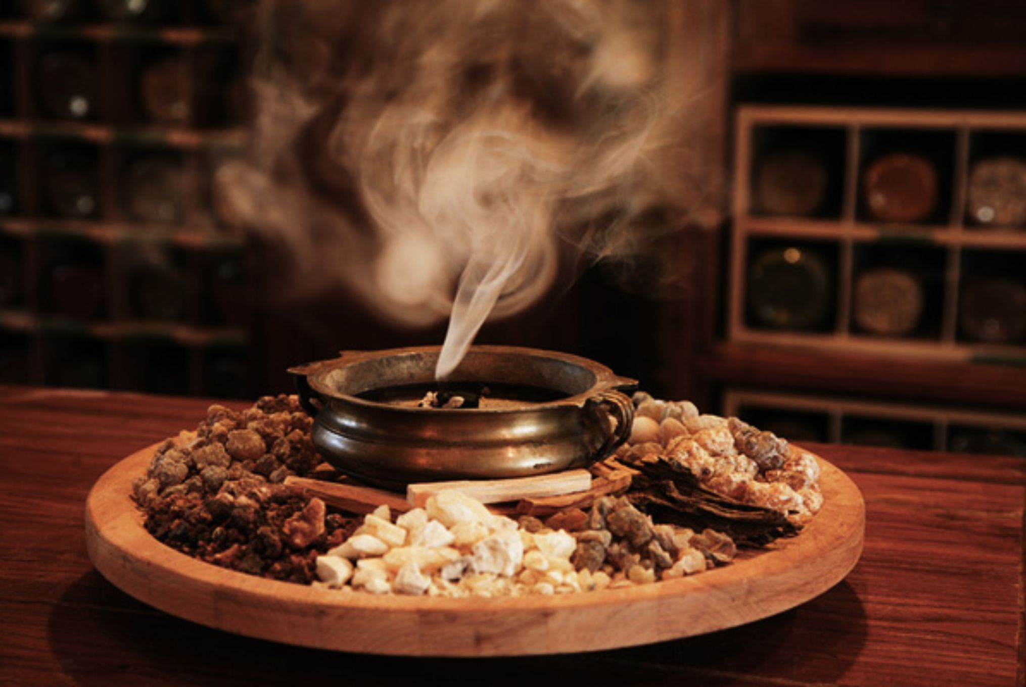 Θυμίαμα: Οι θεραπευτικές ιδιότητες τα οφέλη και η τελετουργία του θυμιατίσματος
