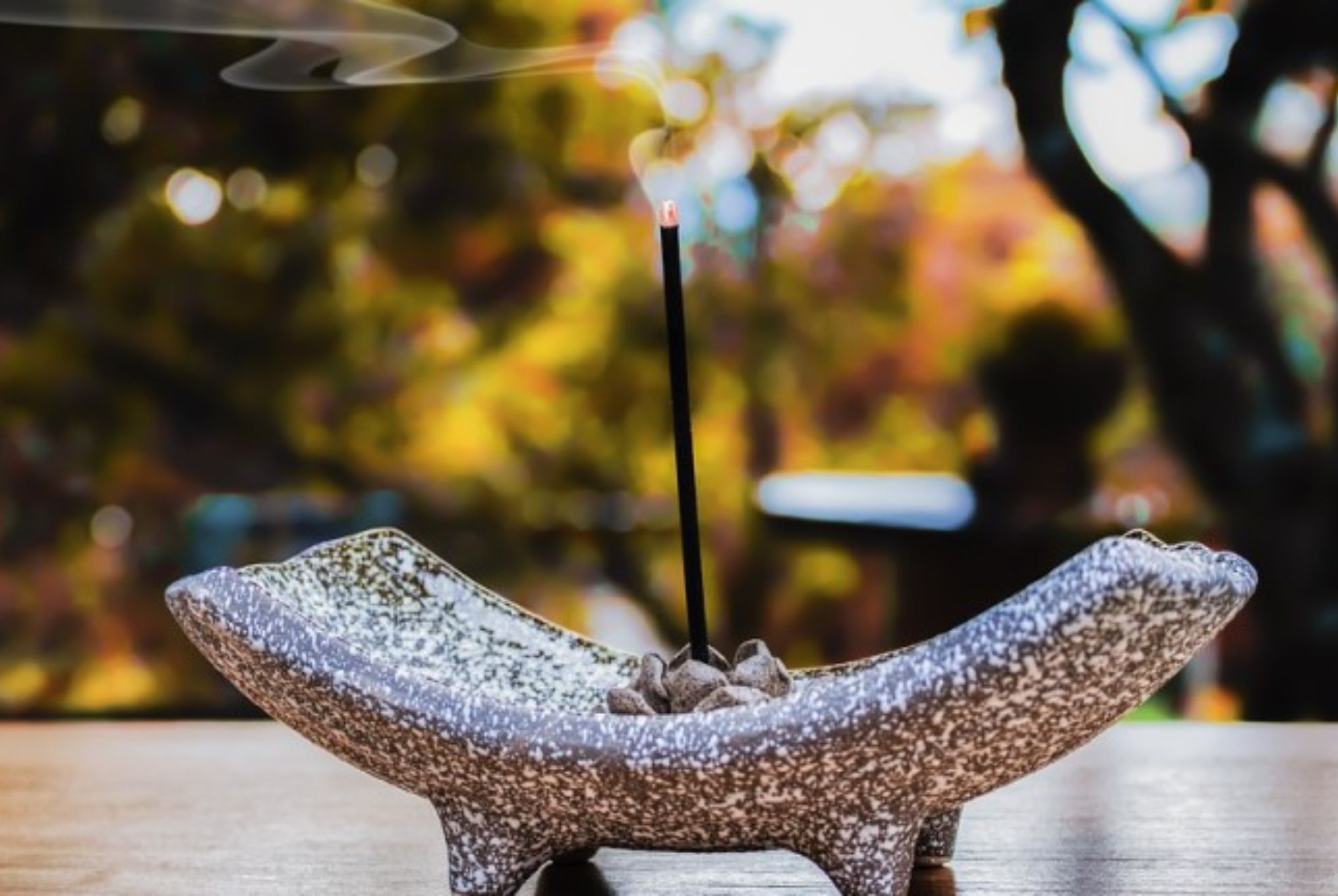 Θυμίαμα: Οι θεραπευτικές ιδιότητες τα οφέλη και η τελετουργία του θυμιατίσματος