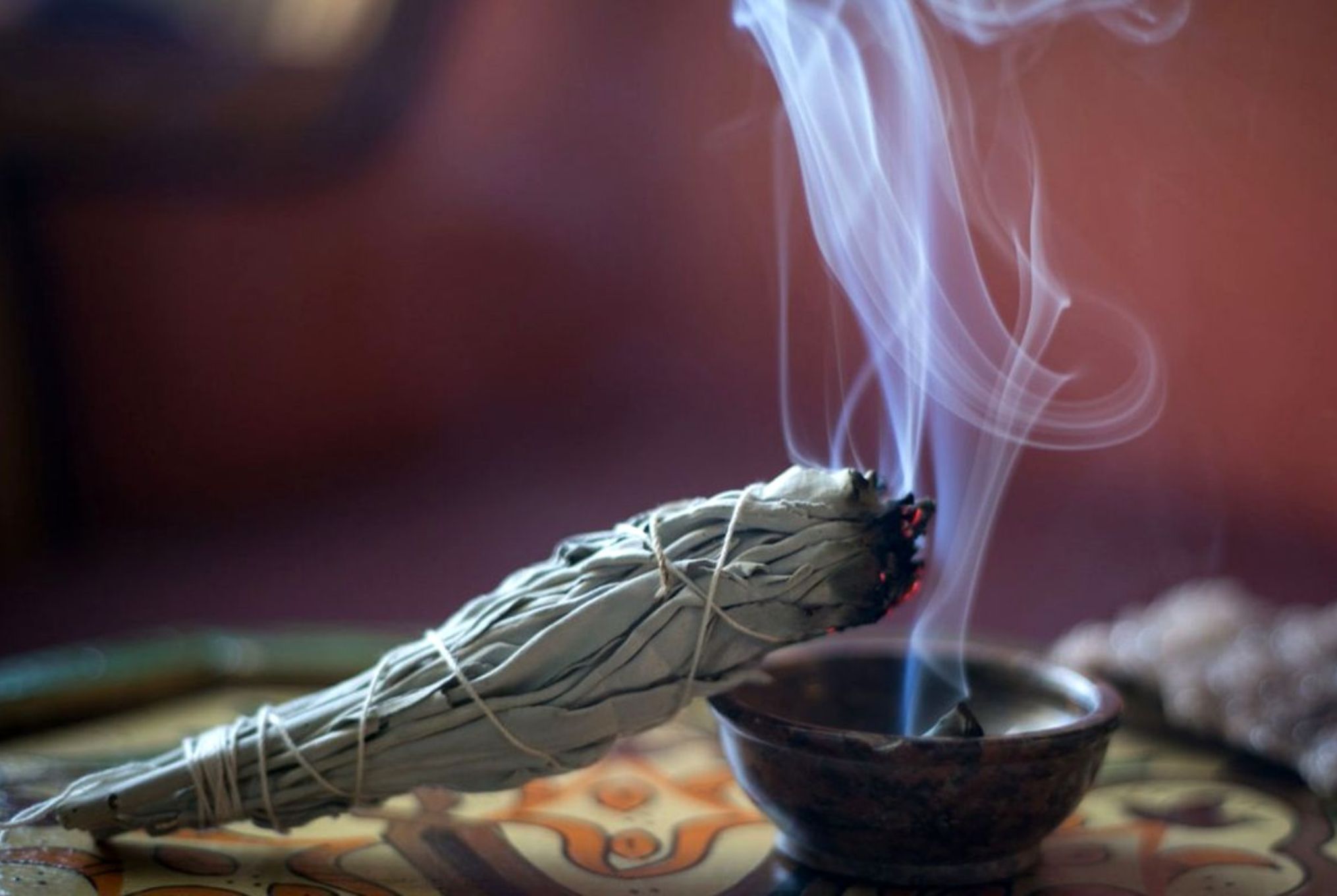 Θυμίαμα: Οι θεραπευτικές ιδιότητες τα οφέλη και η τελετουργία του θυμιατίσματος