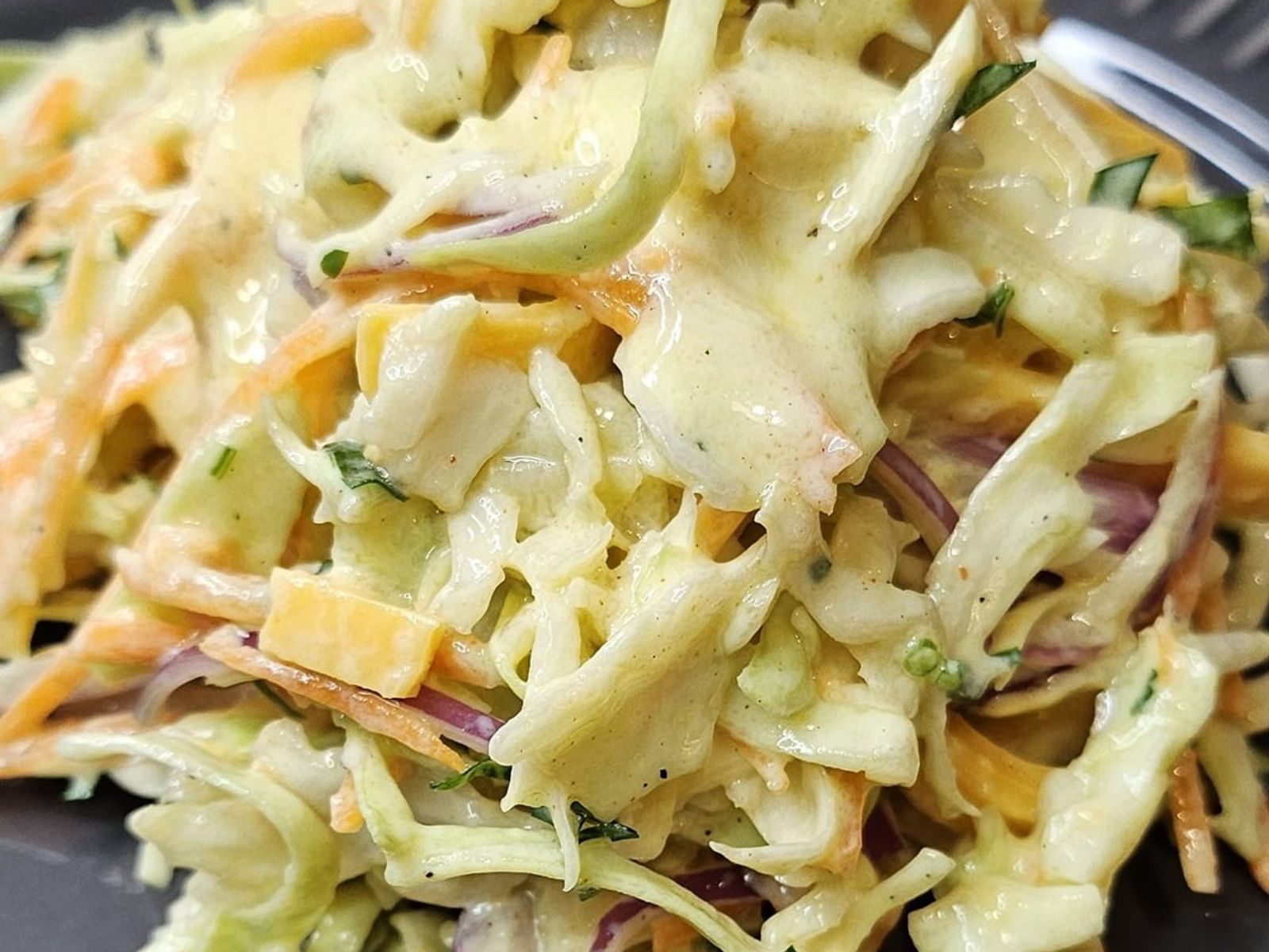 Λαχανοσαλάτα με σώς γιαουρτιού