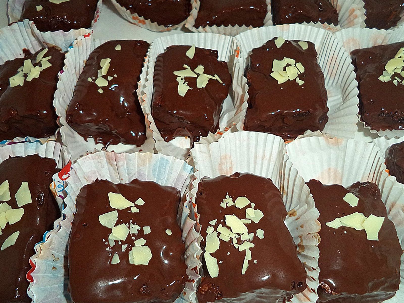 Εύκολα ατομικά brownies με καραμέλες γάλακτος