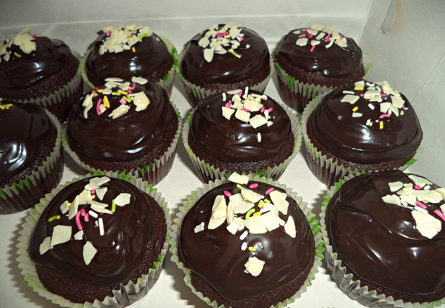 Η καλύτερη συνταγή για σοκολατένια muffins με γλάσο σοκολάτας