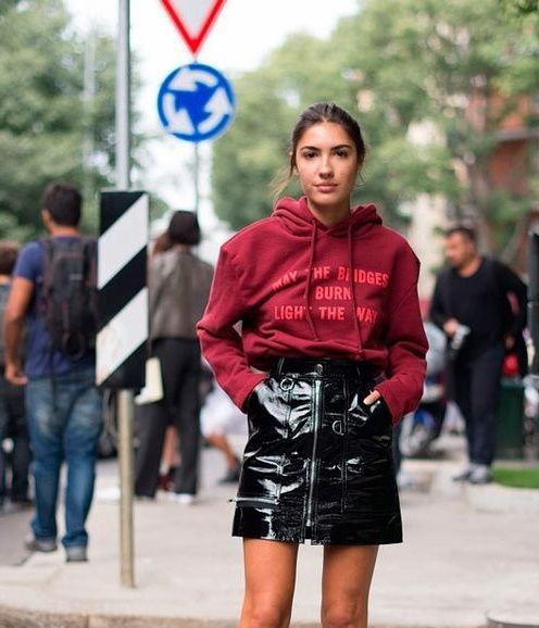 vinyl-μίνι-φούστα-με-φούτερ-ιδέες-