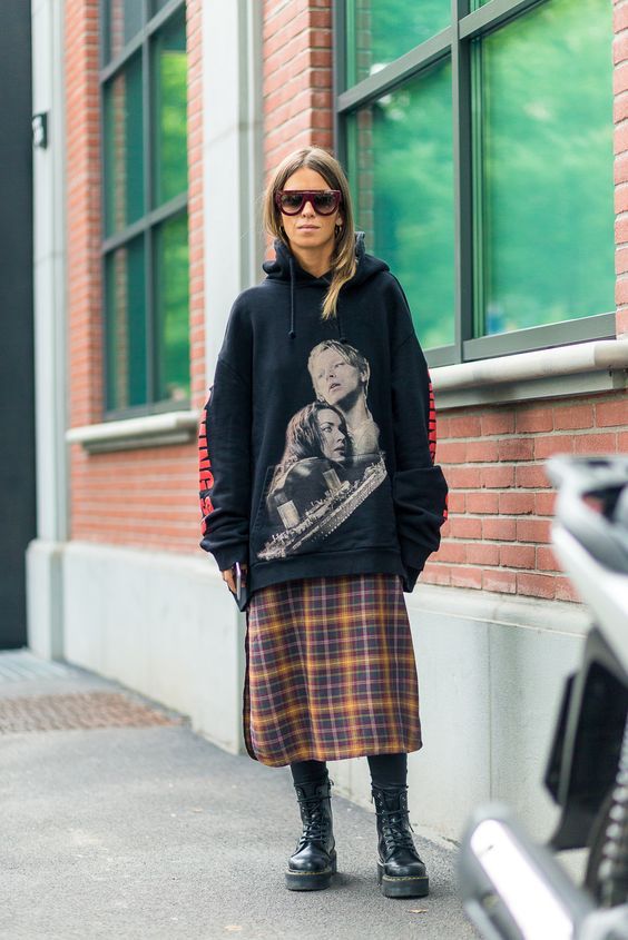 ροκ-ντύσιμο-με-φούτερ-και-καρό-φούστα-ιδέες-