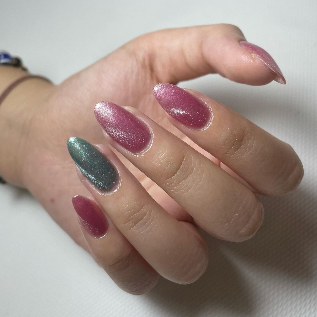 ροζ-και-πετρόλ-cat eye-νύχια-ιδέες-