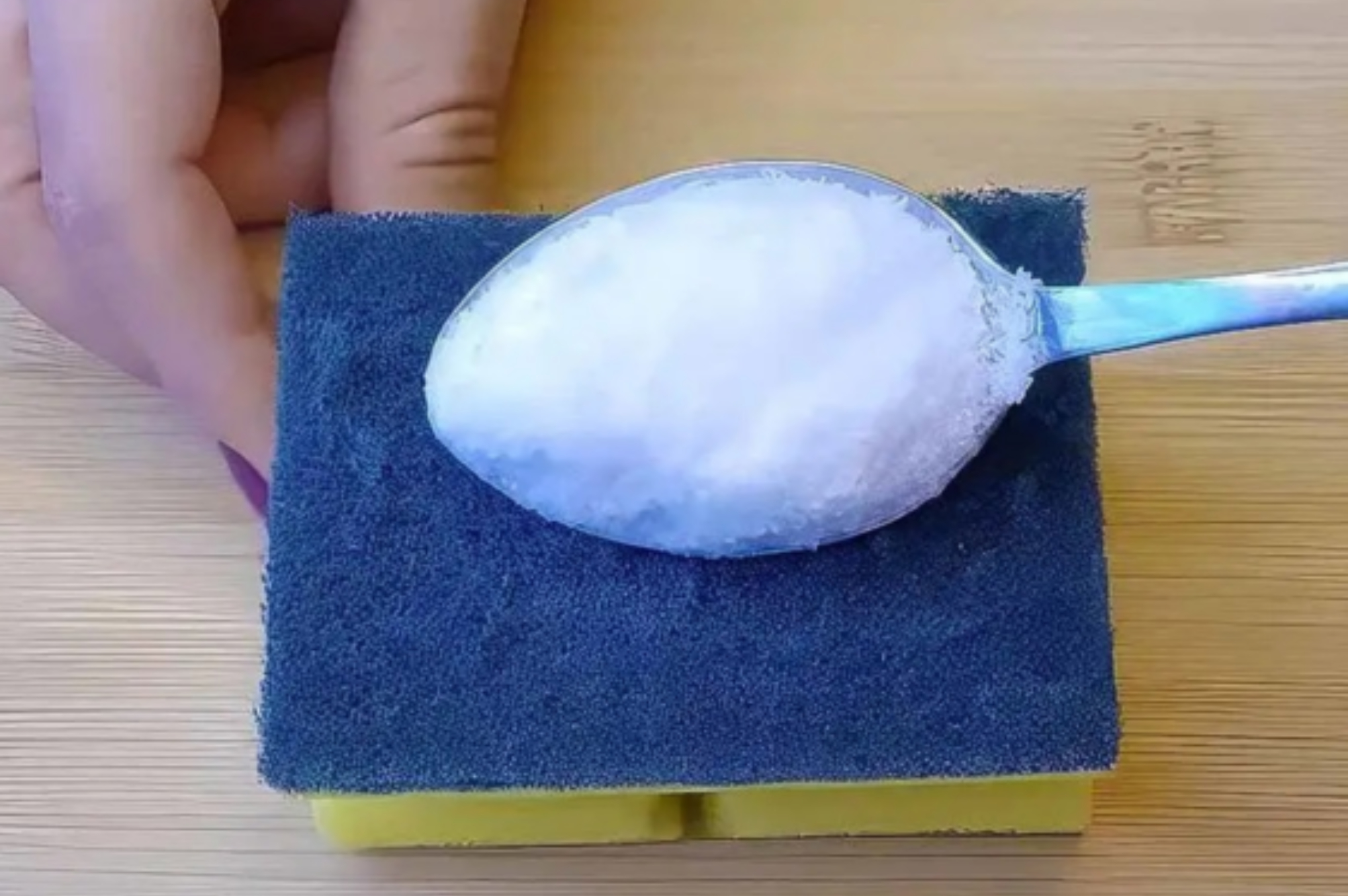 Το κόλπο με το αλάτι στο σφουγγάρι που θα σας γλιτώσει από βρωμιά και μικρόβια