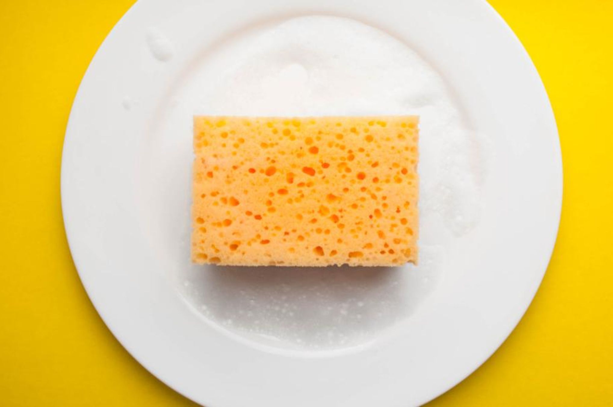 Το κόλπο με το αλάτι στο σφουγγάρι που θα σας γλιτώσει από βρωμιά και μικρόβια