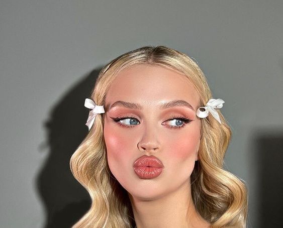 φιογκάκια-σε-κυματιστά μαλλιά-ιδέες-