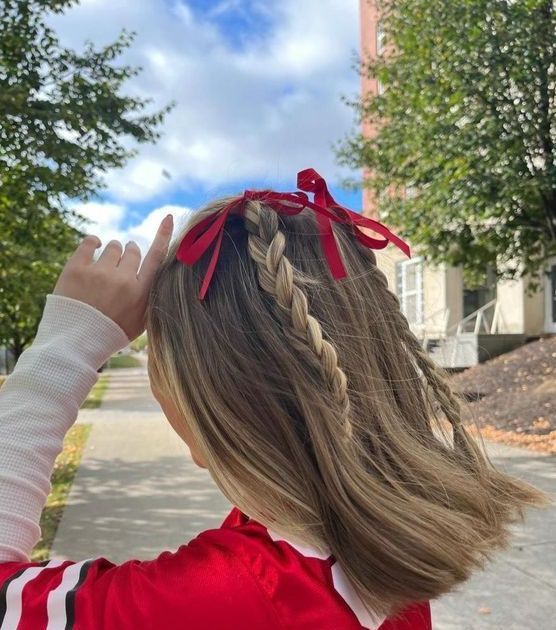 πλεξουδάκια-με-κόκκινα φιογκάκια-ιδέες-