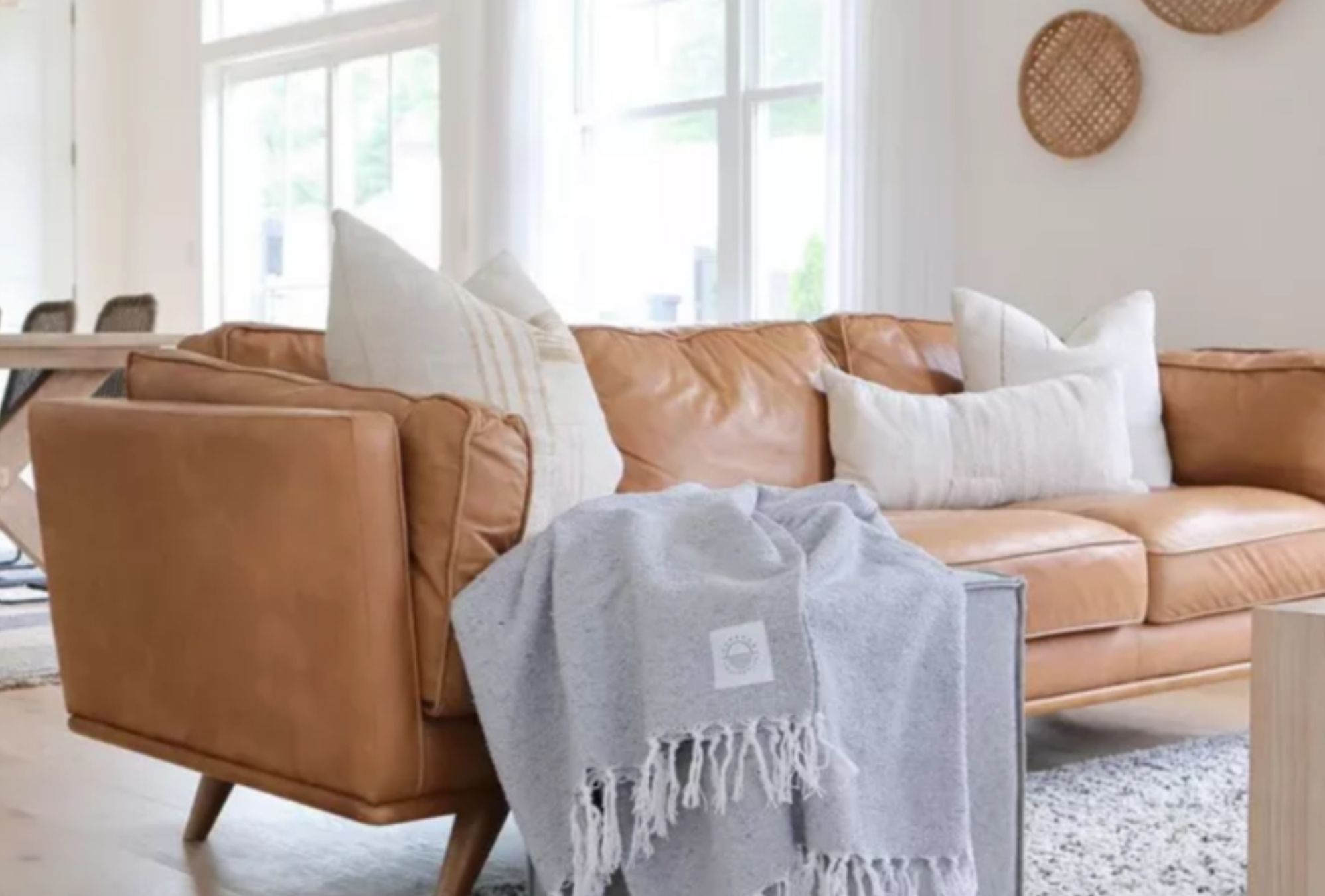 Λαδιές μελάνι και δύσκολοι λεκέδες στα δερμάτινα έπιπλα: Πως να τα κάνετε σαν καινούρια