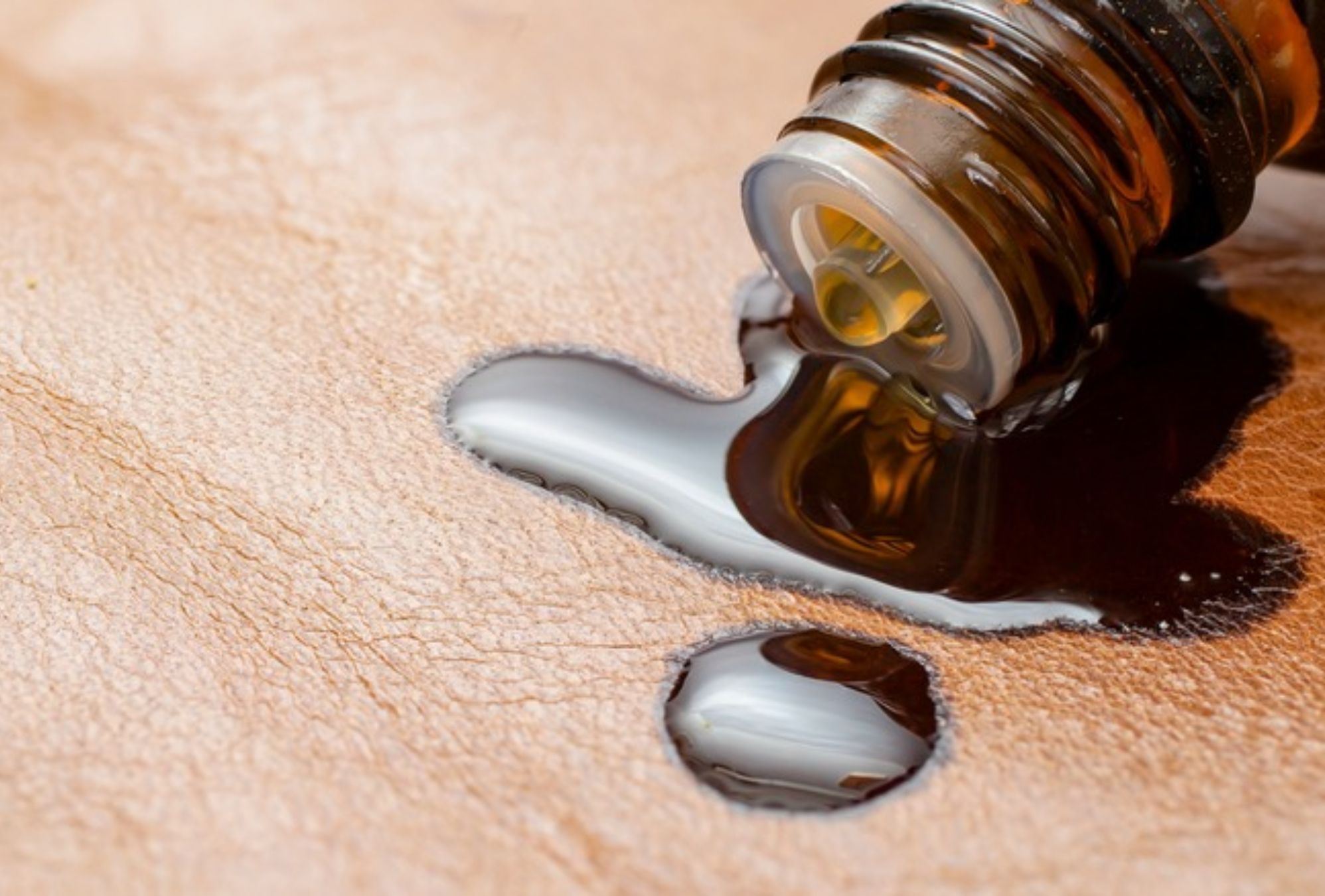 Λαδιές μελάνι και δύσκολοι λεκέδες στα δερμάτινα έπιπλα: Πως να τα κάνετε σαν καινούρια