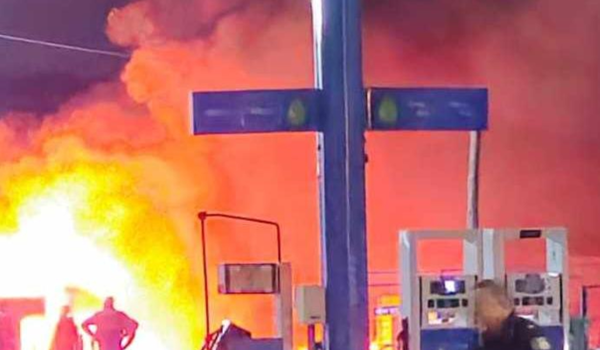 Μάνδρα: Φωτιά σε φορτηγά δίπλα σε πρατήριο υγρών καυσίμων