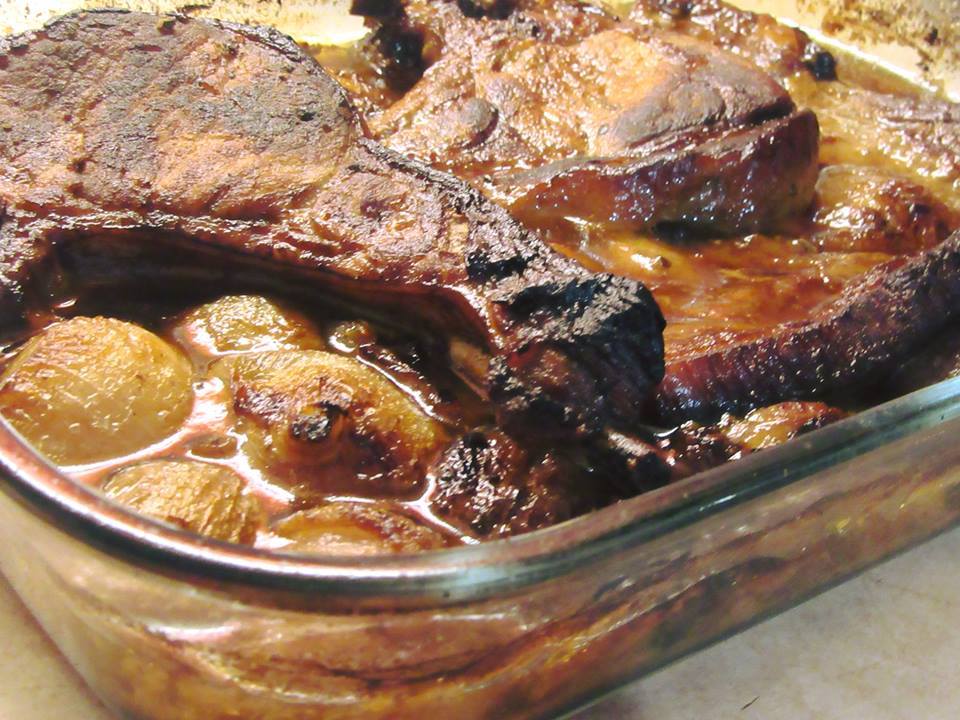 κρασάτες-χοιρινές μπριζόλες-με-κρεμμύδια-συνταγή- κρασάτες-χοιρινές μπριζόλες-με-κρεμμύδια-συνταγή-