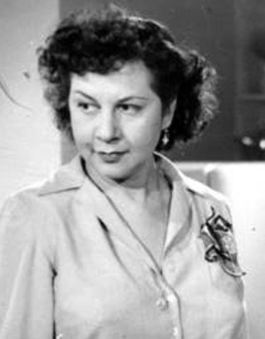 Αριστοκράτισσα με τα όλα της : Η Μικρασιάτισσα Δεσποινίς ετών 39 με τις μικρασιατικές ρίζες και η επιτυχία που ήρθε μέσα απο τα γκαράζ