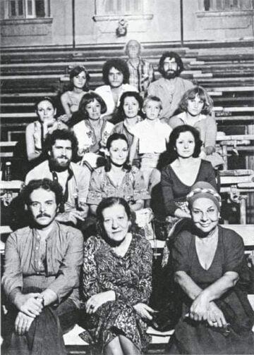 Αριστοκράτισσα με τα όλα της : Η Μικρασιάτισσα Δεσποινίς ετών 39 με τις μικρασιατικές ρίζες και η επιτυχία που ήρθε μέσα απο τα γκαράζ